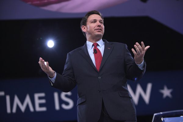 Ron DeSantis faz campanha em igrejas e outras notícias internacionais