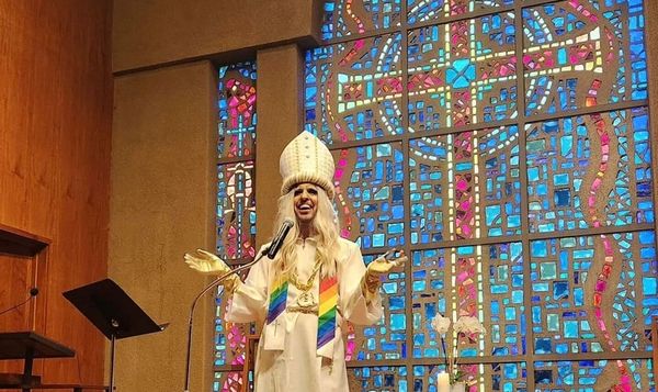 Um culto drag na Igreja Prebisteriana em São Francisco, Califórnia